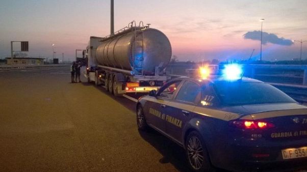 Scoperto vasto traffico gasolio Scoperto vasto traffico gasolio