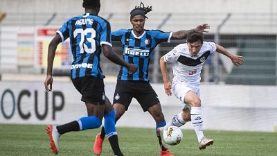 Inter, risentimento muscolare per Lazaro