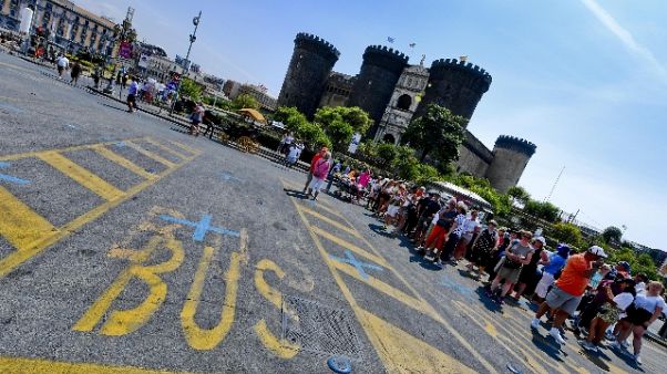 Boom turisti Napoli,file record per tour Boom turisti Napoli,file record per tour