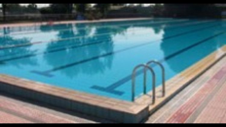 Giovane trovato morto in piscina Milano
