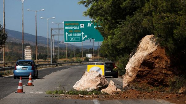 Strong quake felt in Athens, two people lightly injured Strong quake felt in Athens, two people lightly injured