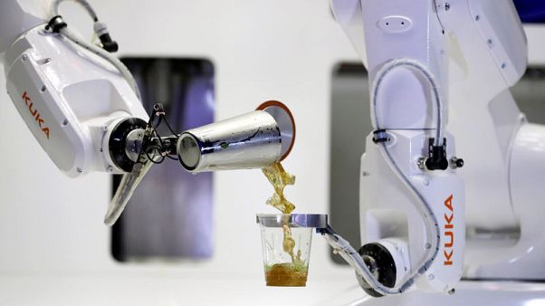 Shaken or stirred - robotic bartender serves up cocktails for Prague clubbers Shaken or stirred - robotic bartender serves up cocktails for Prague clubbers