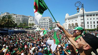 عشرات الآلاف يحتشدون بشوارع الجزائر للمطالبة بإصلاحات