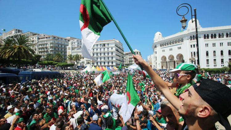 عشرات الآلاف يحتشدون بشوارع الجزائر للمطالبة بإصلاحات