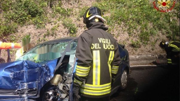 Auto travolta da un treno, due morti Auto travolta da un treno, due morti