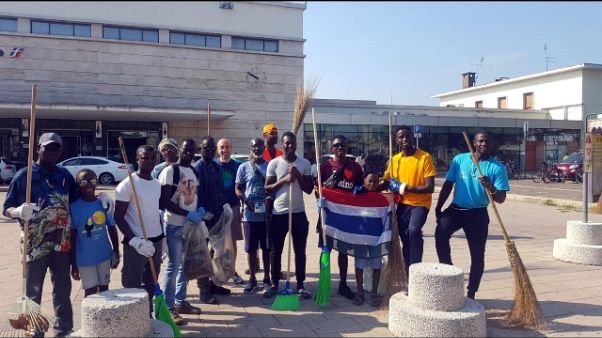 Migranti ripuliscono il centro di Asti Migranti ripuliscono il centro di Asti