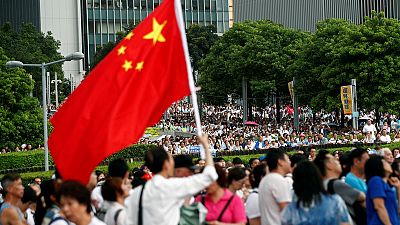 عشرات الآلاف ينظمون مسيرة مؤيدة للشرطة في هونج كونج ويطالبون بوقف العنف