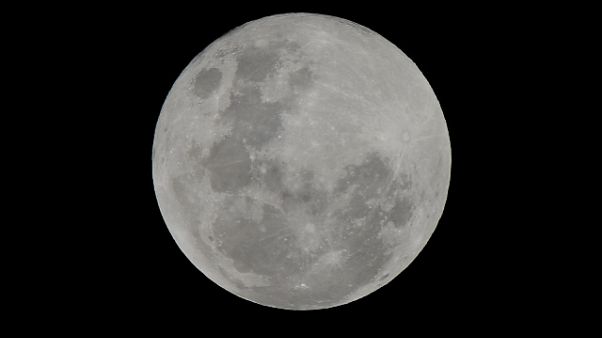 Luna: Mattarella, serve cura del pianeta Luna: Mattarella, serve cura del pianeta