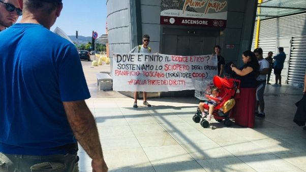 Panificio Toscano: protesta operai tetto Panificio Toscano: protesta operai tetto