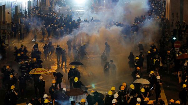 الشرطة في هونج كونج تستخدم الغاز المسيل للدموع لتفريق محتجين الشرطة في هونج كونج تستخدم الغاز المسيل للدموع لتفريق محتجين