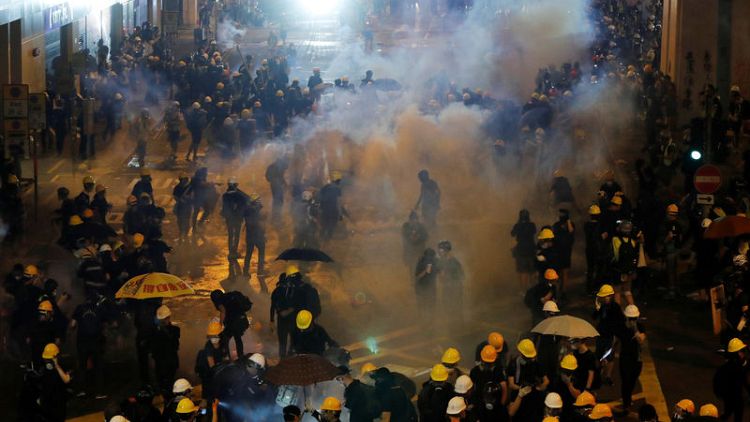 الشرطة في هونج كونج تستخدم الغاز المسيل للدموع لتفريق محتجين