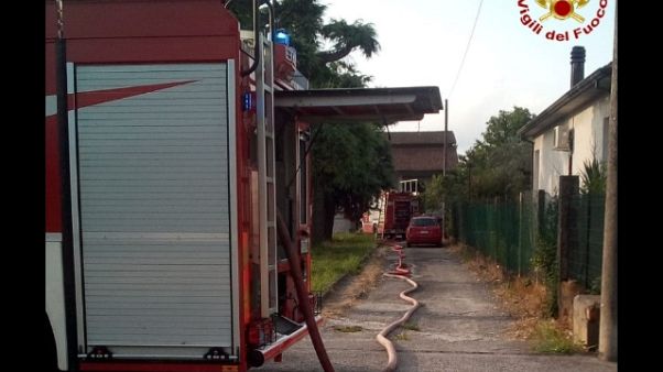Fiamme in casa a Massa, 6 in ospedale Fiamme in casa a Massa, 6 in ospedale