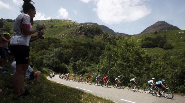 Tour: Simon Yates vince la 15/a tappa Tour: Simon Yates vince la 15/a tappa