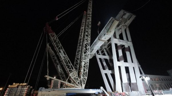 Giù ultimo pezzo impalcato penultima pil Giù ultimo pezzo impalcato penultima pil
