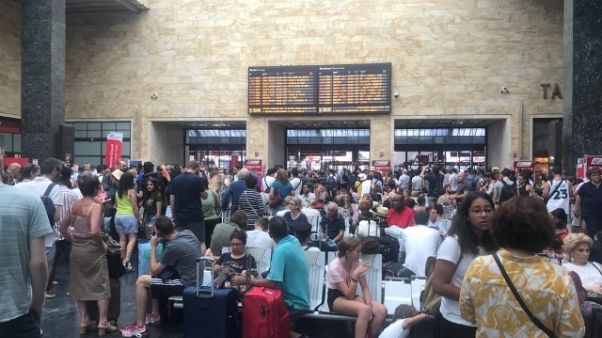 Caos treni, a Firenze folla in stazione Caos treni, a Firenze folla in stazione