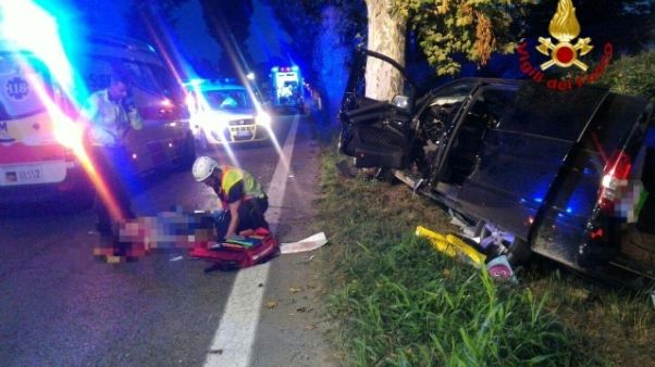 Auto contro un platano, due morti Auto contro un platano, due morti