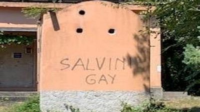 Lega, scritta Salvini gay deturpa parco Lega, scritta Salvini gay deturpa parco
