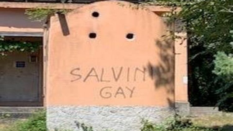 Lega, scritta Salvini gay deturpa parco