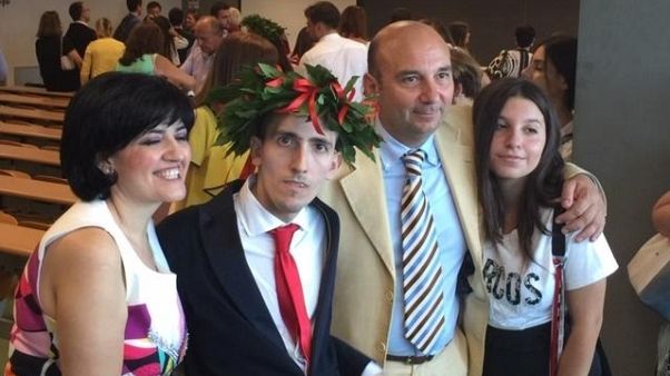 Giovane malato encefalopatia si laurea Giovane malato encefalopatia si laurea