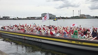 بابا نويل يستمتع بعطلة صيفية في كوبنهاجن