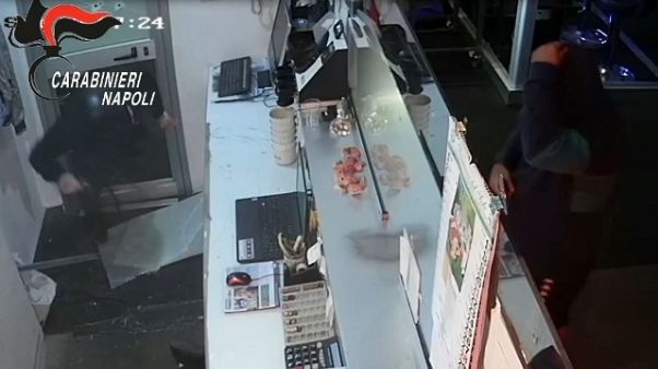 Cassiere ferito, fermati tre rapinatori Cassiere ferito, fermati tre rapinatori