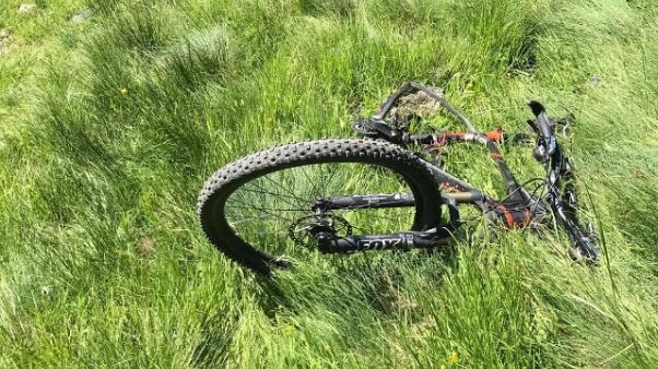 Muore precipitando con mountain bike Muore precipitando con mountain bike