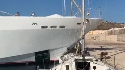 Maxi yacht distrugge barca alla banchina Maxi yacht distrugge barca alla banchina