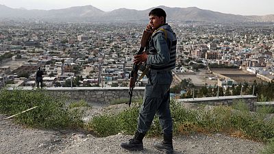 الشرطة الأفغانية تنسحب من مراكزها المهددة مع زيادة الخسائر