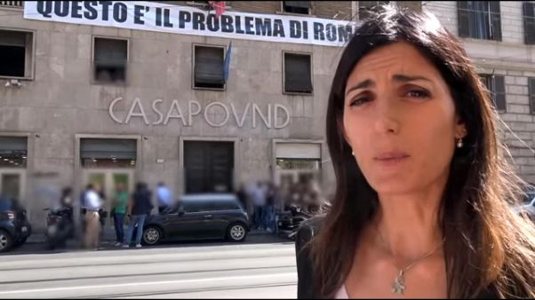 Blitz Raggi da Casapound, via scritta Blitz Raggi da Casapound, via scritta