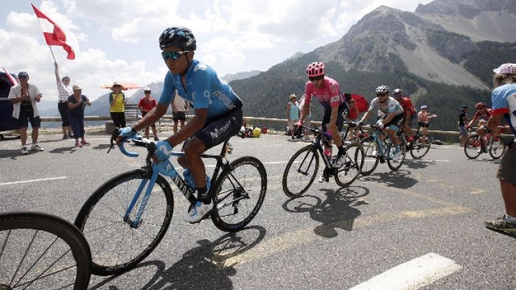 Tour: Quintana solo in vetta al Galibier