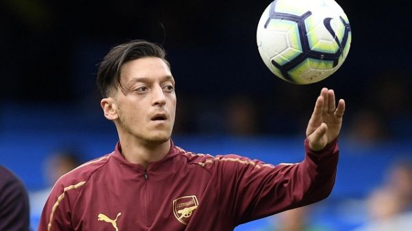 Ozil e Kolasinac aggrediti a Londra Ozil e Kolasinac aggrediti a Londra