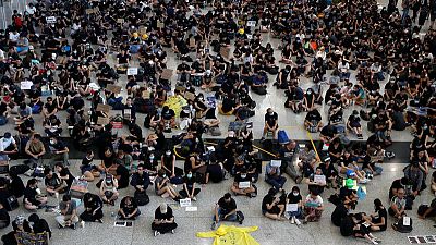 محتجون يهتفون "الحرية لهونج كونج" يتجمعون عند مطار المدينة