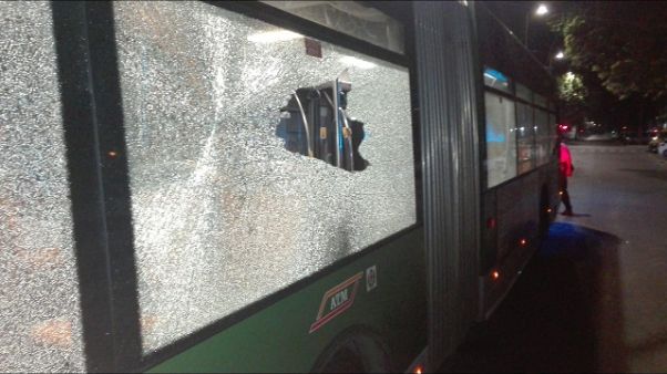 Spari contro filobus a Milano Spari contro filobus a Milano