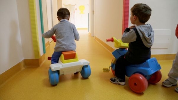 Botte a bimbi asilo, maestra sospesa Botte a bimbi asilo, maestra sospesa
