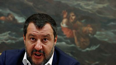 وزير داخلية إيطاليا يرفض رسو زورق لخفر السواحل يقل مهاجرين