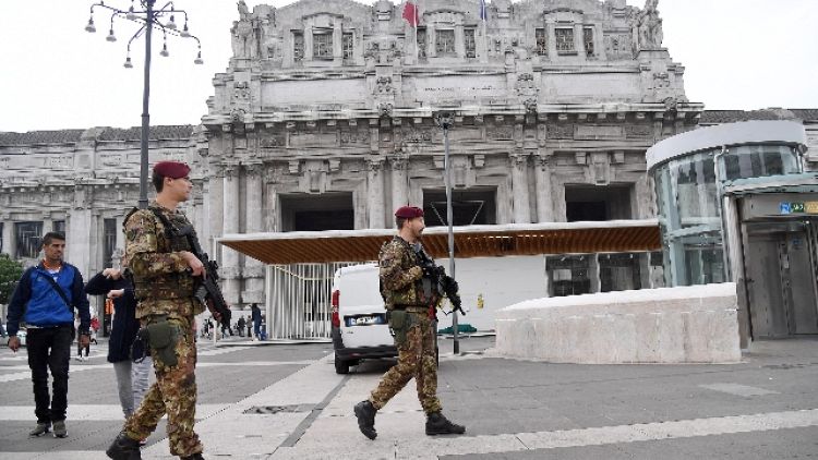 Rissa fra stranieri,3 carabinieri feriti