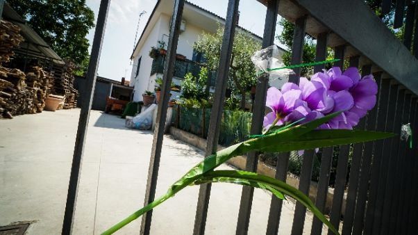 Cc ucciso, fiori e striscioni a Somma Cc ucciso, fiori e striscioni a Somma