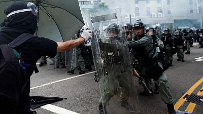 شرطة هونج كونج تطلق الغاز المسيل للدموع والرصاص المطاطي على محتجين