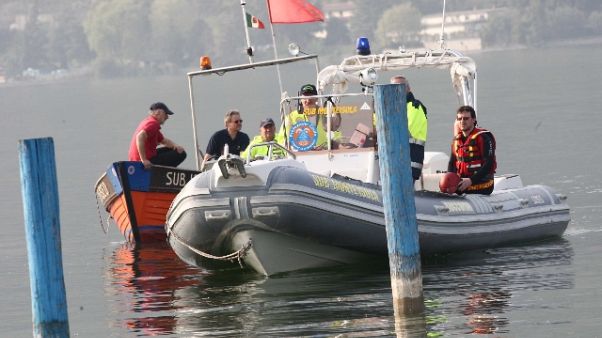 Si tuffa nel lago, ragazzo disperso Si tuffa nel lago, ragazzo disperso