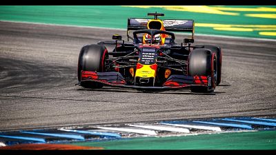 Red Bull Verstappen in testa a metà gara