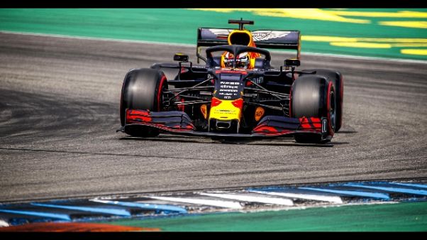 Red Bull Verstappen in testa a metà gara Red Bull Verstappen in testa a metà gara