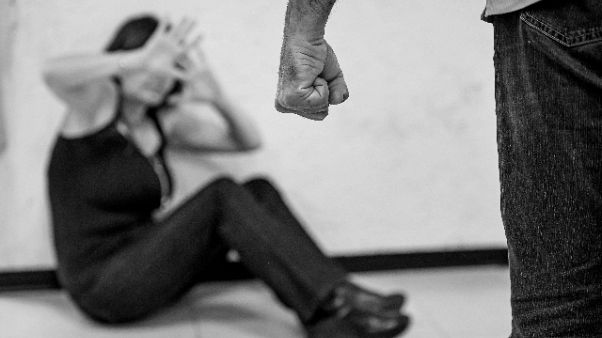 Violenza sessuale: 15enne aggredita Violenza sessuale: 15enne aggredita