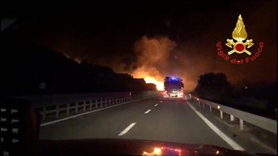Fiamme nel Nuorese, bloccata statale 131 Fiamme nel Nuorese, bloccata statale 131