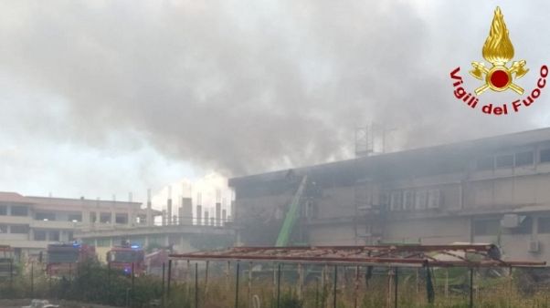 In fiamme una struttura commerciale In fiamme una struttura commerciale