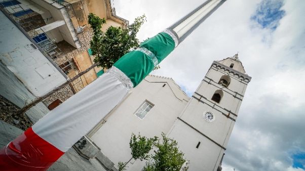 L'addio a Mario nella chiesa delle nozze L'addio a Mario nella chiesa delle nozze