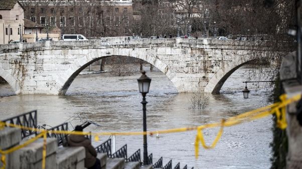 Cade da banchina Tevere, muore turista Cade da banchina Tevere, muore turista