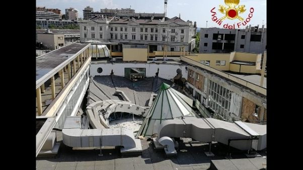 Crolla tetto piscina a Trieste,no feriti Crolla tetto piscina a Trieste,no feriti