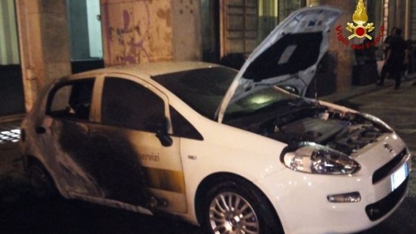 Auto servizio Eni data alle fiamme Auto servizio Eni data alle fiamme