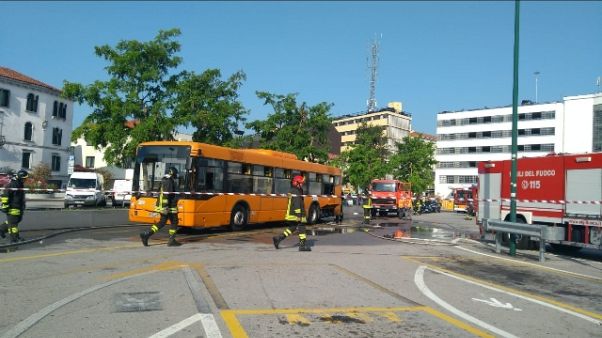 Venezia, autobus passeggeri prende fuoco Venezia, autobus passeggeri prende fuoco