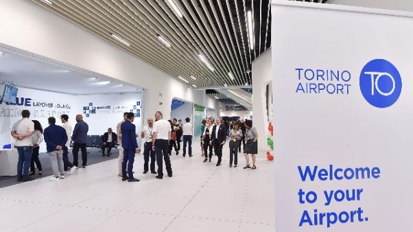 Aereo scuola in pista, chiuso aeroporto Aereo scuola in pista, chiuso aeroporto
